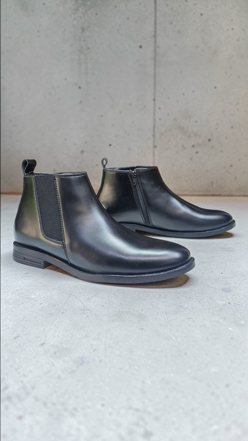Chelsea boots with chain